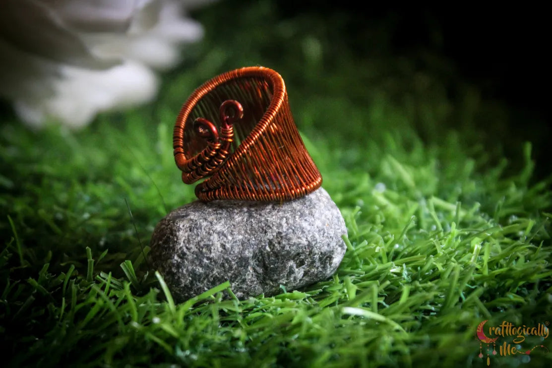 Leaf Wire Loom Ring – Handmade Nature-Inspired Adjustable Ring