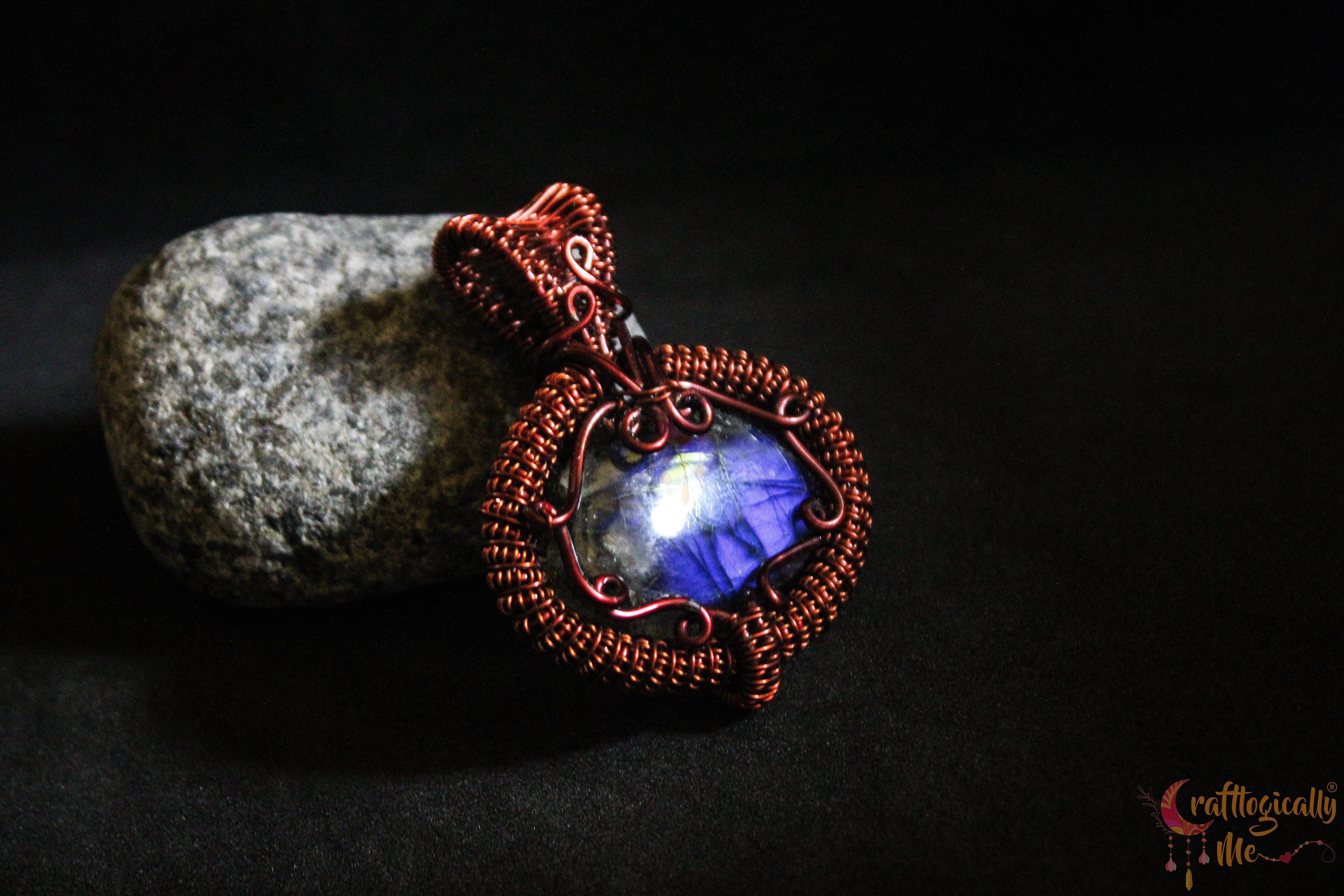 Blue Labradorite Coiled Frame Gemstone Pendant – Anti-Tarnish Copper Jewelry