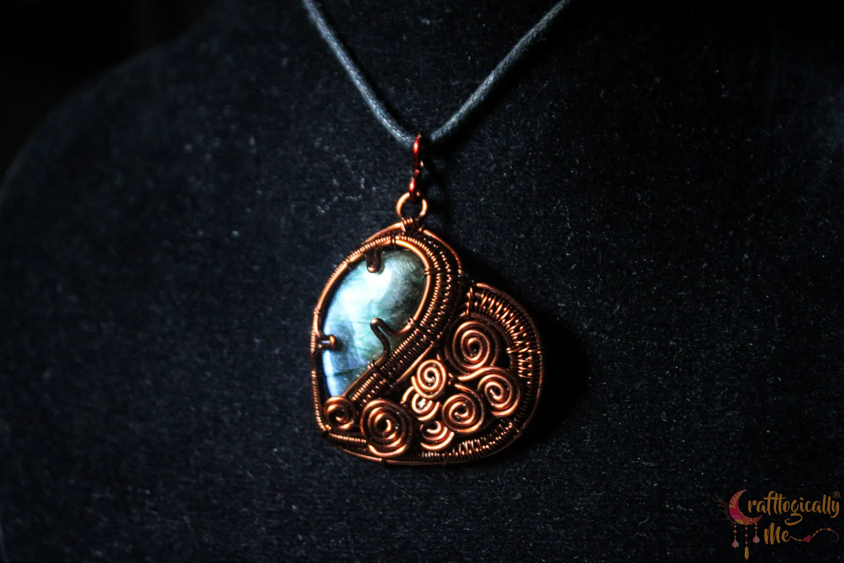 Blue Labradorite Heart Swirls Gemstone Pendant – Anti-Tarnish Copper Jewelry