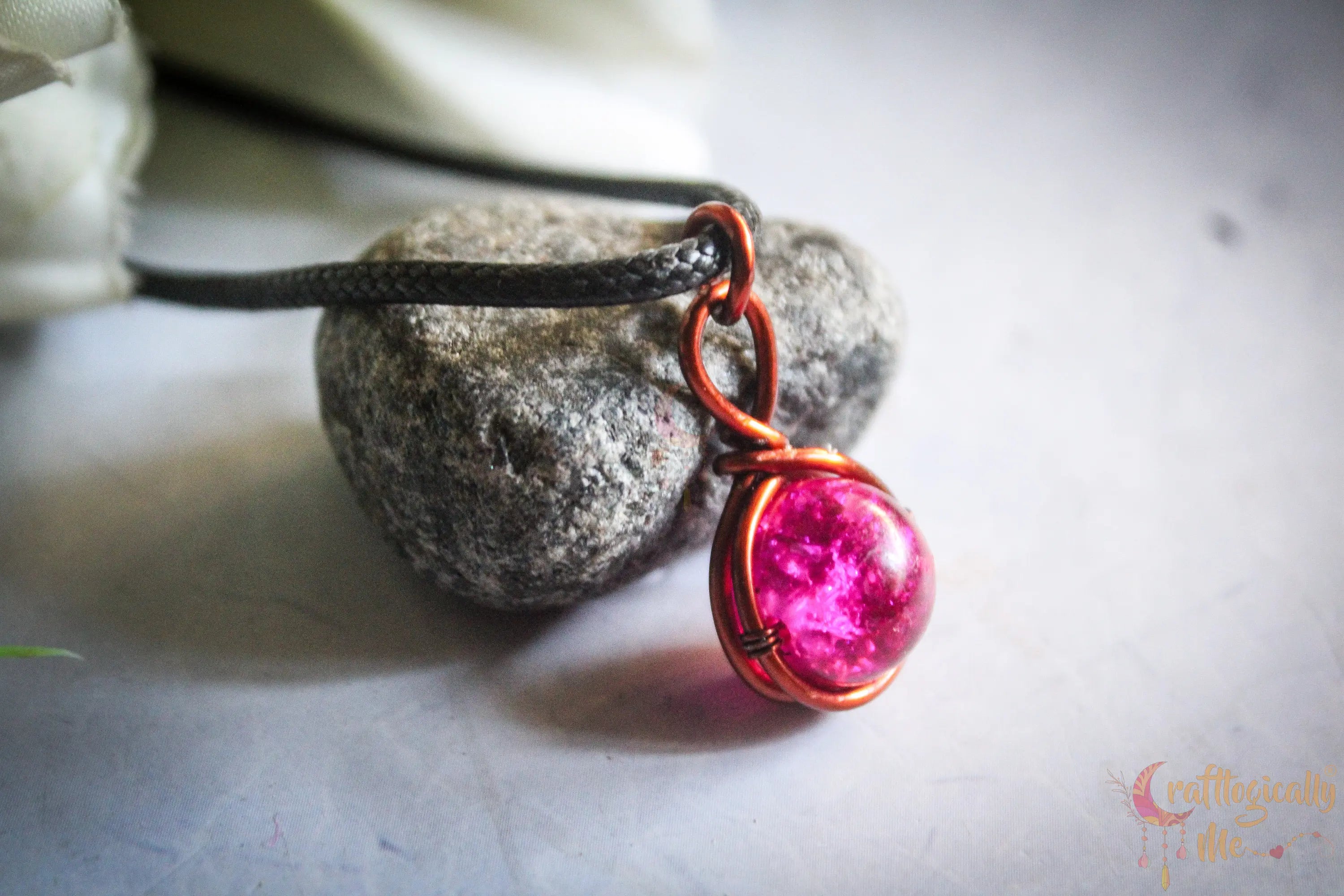 Crackle Bead Round Pendant – Handmade Wire Jewelry